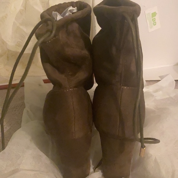 Boots - Picture 6 of 7